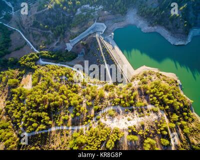 Luftaufnahme von Arminou Stausee, Pafos, Zypern Stockfoto