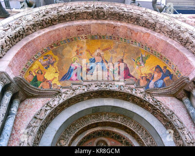 Venedig, Detail einer byzantinischen Mosaik über einen Eingang in Sankt Markus Basilika Stockfoto