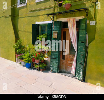 Burano, Venedig, Italien, 10. Mai 2014: Bunte alte Häuser auf der Insel Stockfoto