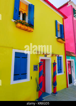 Burano, Venedig, Italien, 10. Mai 2014: Bunte alte Häuser auf der Insel Stockfoto