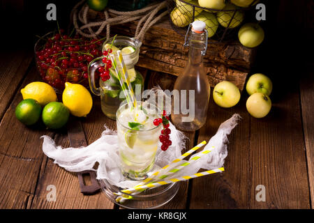 Apple Johannisbeere Soda mit Kalk Stockfoto