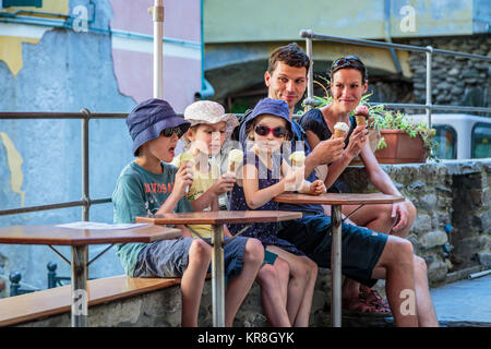 Touristen in Eis in einer Gelateria im Dorf von Vernazza, Cinque Terre, Ligurien, Italien, Europa. Stockfoto