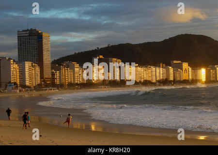 Menschen spielen Fußball am Strand von Copacabana früh am Morgen, Rio de Janeiro, Brasilien Stockfoto