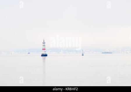 Ruhig und leer Gewässern der Oslofjord Fahrrinnen im Winter nebligen Tag, nur mit Leuchttürme und andere Navigationshilfen Zeichen. Stockfoto