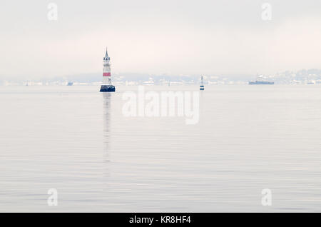 Ruhig und leer Gewässern der Oslofjord Fahrrinnen im Winter nebligen Tag, nur mit Leuchttürme und andere Navigationshilfen Zeichen. Stockfoto