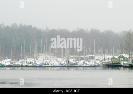 Winterschlaf von Yachten in der Marina auf der Insel Hovedoya Revierhavnen, einer der Inseln der Oslofjord, in der Nähe von Oslo, Norwegen. Stockfoto