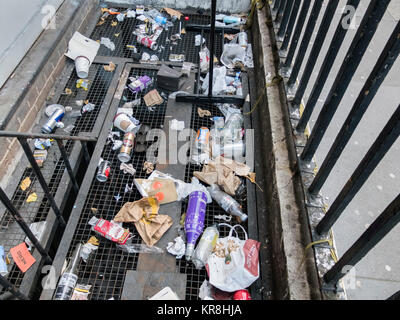 Ich habe dieses fast food Takeaway Müll über einige Geländer, als ich eine Straße im Zentrum von London in der Nähe der National Portrait Gallery ging. Stockfoto