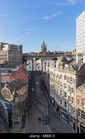 Blick über einen Teil von Newcastle upon Tyne mit der Seite und Dean Street mit der Eisenbahnbrücke und St.-Nikolaus-Kirche Stockfoto