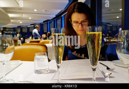 Eine Dame Diner im Menü Suchen ist das Ciel! Drehende Restaurant in der Stadt Qiebec Stockfoto