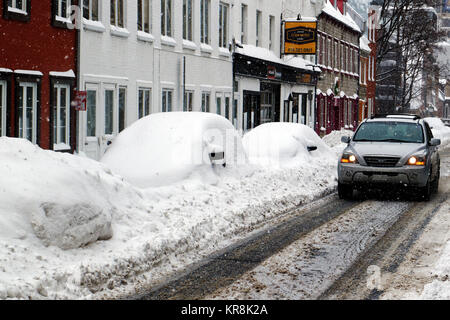 Autos komplett im Schnee in Quebec City bei einem großen Schneesturm begraben Stockfoto