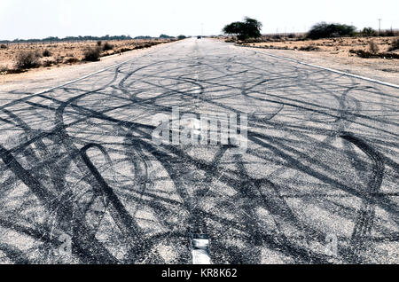 Straße Kunst mit dem Auto erstellt Driften, eine abenteuerliche Sport der Knaben in den Nahen Osten Stockfoto