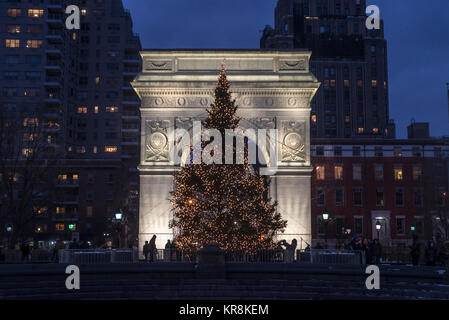 New York, NY, USA, 16. Dezember 2016 - Die jährliche Weihnachtsbaum in Fountain Plaza während die Weiweis Skulptur, Gute Zäune machen gute Nachbarn, traditioneller Standort des Baumes unter den Washington Arch belegt, in den Washington Square Park. Kredit © Stacy Walsh Rosenstock/Alamy Stockfoto