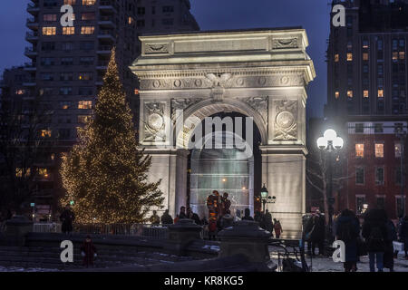 New York, NY, USA, 16. Dezember 2016 - Die jährliche Weihnachtsbaum in Fountain Plaza während die Weiweis Skulptur, Gute Zäune machen gute Nachbarn, traditioneller Standort des Baumes unter den Washington Arch belegt, in den Washington Square Park. Kredit © Stacy Walsh Rosenstock/Alamy Stockfoto