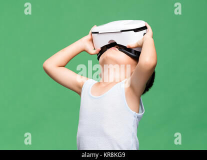 Kleinen Jungen aufpassen, obwohl Virtuelle Realität Stockfoto