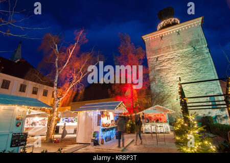 Lotr1eak-Turm und Weihnachtsmarkt Stockfoto