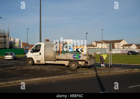 Dezember 2017 - Highway Road Repair Kerl und sein Lkw, Filton, Bristol Stockfoto