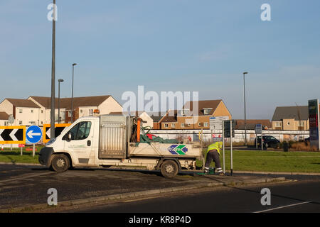 Dezember 2017 - Highway Road Repair Kerl und sein Lkw, Filton, Bristol Stockfoto