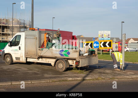 Dezember 2017 - Highway Road Repair Kerl und sein Lkw, Filton, Bristol Stockfoto