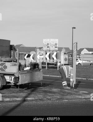 Dezember 2017 - Highway Road Repair Kerl und sein Lkw, Filton, Bristol Stockfoto