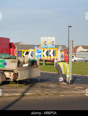 Dezember 2017 - Highway Road Repair Kerl und sein Lkw, Filton, Bristol Stockfoto