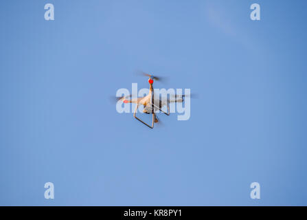 Die Drohne, schweben in den Himmel. Flug-Quadrocopter Stockfoto