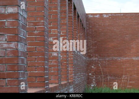 Verlassene Gebäude aus rotem Backstein Stockfoto