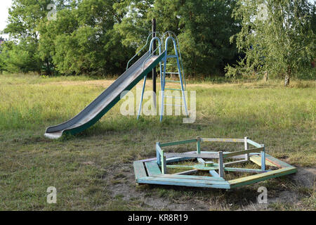 Schaukeln und einer Rutsche zu rutschen Stockfoto