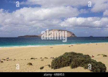 LANZAROTE, SPANIEN 6. Nov. 2017: Ein Blick auf die Isla de Montana Clara vom Strand von Playa de Las Conchas in La Graciosa. Stockfoto