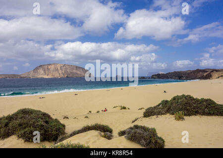 LANZAROTE, SPANIEN 6. Nov. 2017: Ein Blick auf die Isla de Montana Clara vom Strand von Playa de Las Conchas in La Graciosa. Stockfoto