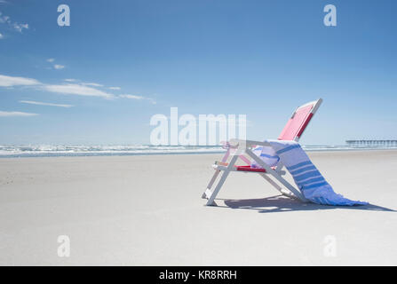 Liegestuhl auf leeren Strand Stockfoto