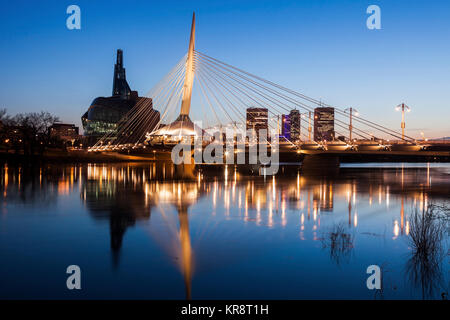 Kanada, Manitoba, Winnipeg, Red River reflektieren Esplanade Riel Brücke Stockfoto