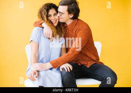 Paar umarmen im Studio Stockfoto