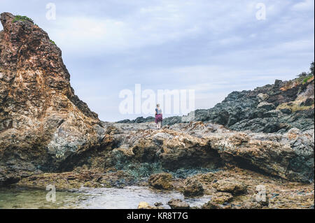 Australien, New South Wales, Frau, auf einer Klippe und Anzeigen Stockfoto