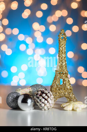 Eiffelturm Spielzeug mit Weihnachten/Neues Jahr Dekorationen und Verzierungen. Blau Golden bokeh Hintergrund. Stockfoto