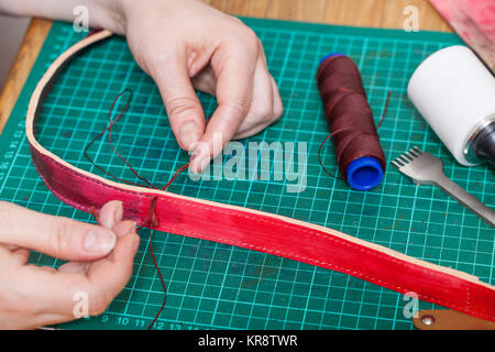 Handwerker Stiche neue Leder Gürtel Stockfoto