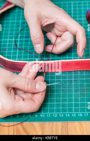 Handwerker näht neue Leder Gürtel Stockfoto