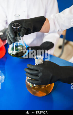 Experimente in einem Chemielabor Stockfoto