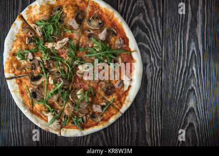 Pizza mit Hühnerfleisch und Champignons Stockfoto