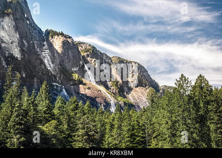 Wasserfälle baufälliger steilen Flächen in Princess Louisa Inlet; Amont sind James Bruce fällt, North America's höchste gemessene fällt. Stockfoto