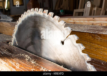 Kreissäge in Schreinerei Stockfoto