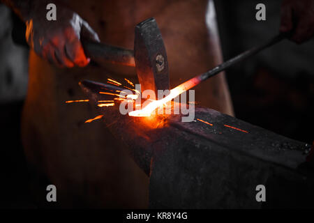 Schmied manuell Schmieden das geschmolzene Metall Stockfoto