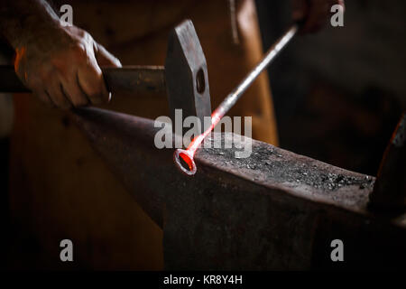 Der Schmied das heiße Metall schmieden Stockfoto