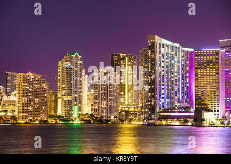 Miami Florida Skyline mit Lichter in der Nacht über die Bucht von Biscayne Stockfoto