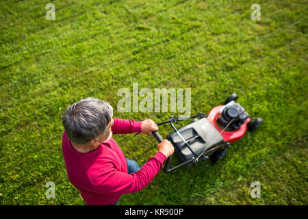 Senior woman Mähen seine Garten - Shot von oben - interessante Winkel Ansicht Stockfoto