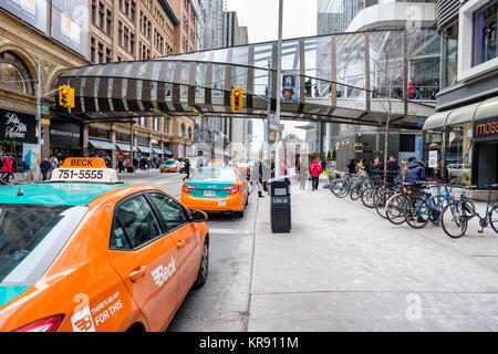 Fußweg, erhöhte Fußgängerweg Verknüpfung Toronto Eaton Centre Shopping Centre und Saks Fifth Avenue Toronto Store auf der Queen Street West, Toronto. Stockfoto