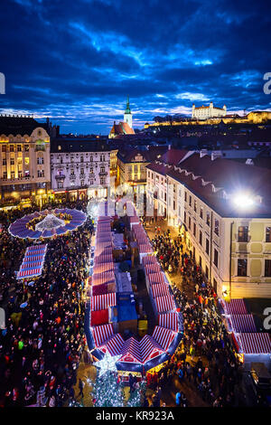 Bratislava, Slowakei. 16. Dezember, 2017. Weihnachtsmarkt am Hlavné námestie in Bratislava, Slowakei. Stockfoto