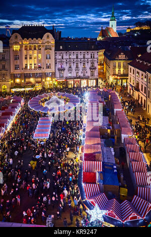 Bratislava, Slowakei. 16. Dezember, 2017. Weihnachtsmarkt am Hlavné námestie in Bratislava, Slowakei. Stockfoto