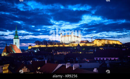 Bratislava, Slowakei. 16. Dezember, 2017. In der Abenddämmerung beleuchtete Burg von Bratislava, Slowakei. Stockfoto