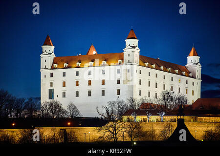 Bratislava, Slowakei. 16. Dezember, 2017. In der Abenddämmerung beleuchtete Burg von Bratislava, Slowakei. Stockfoto