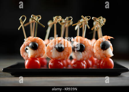 Leckere Vorspeise mit Garnelen, Oliven und Tomaten Stockfoto